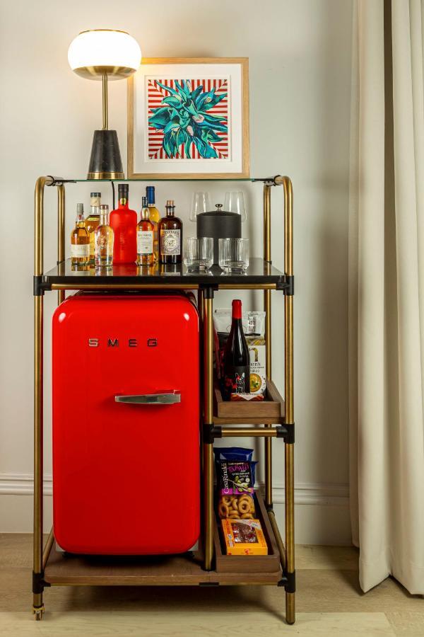 Virgin Hotels เอดินบะระ ภายนอก รูปภาพ A bar cart with a refrigerator