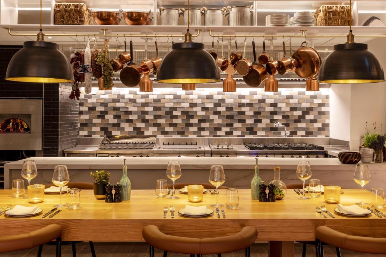 Virgin Hotels เอดินบะระ ภายนอก รูปภาพ The open kitchen at The Ivy Temple Row