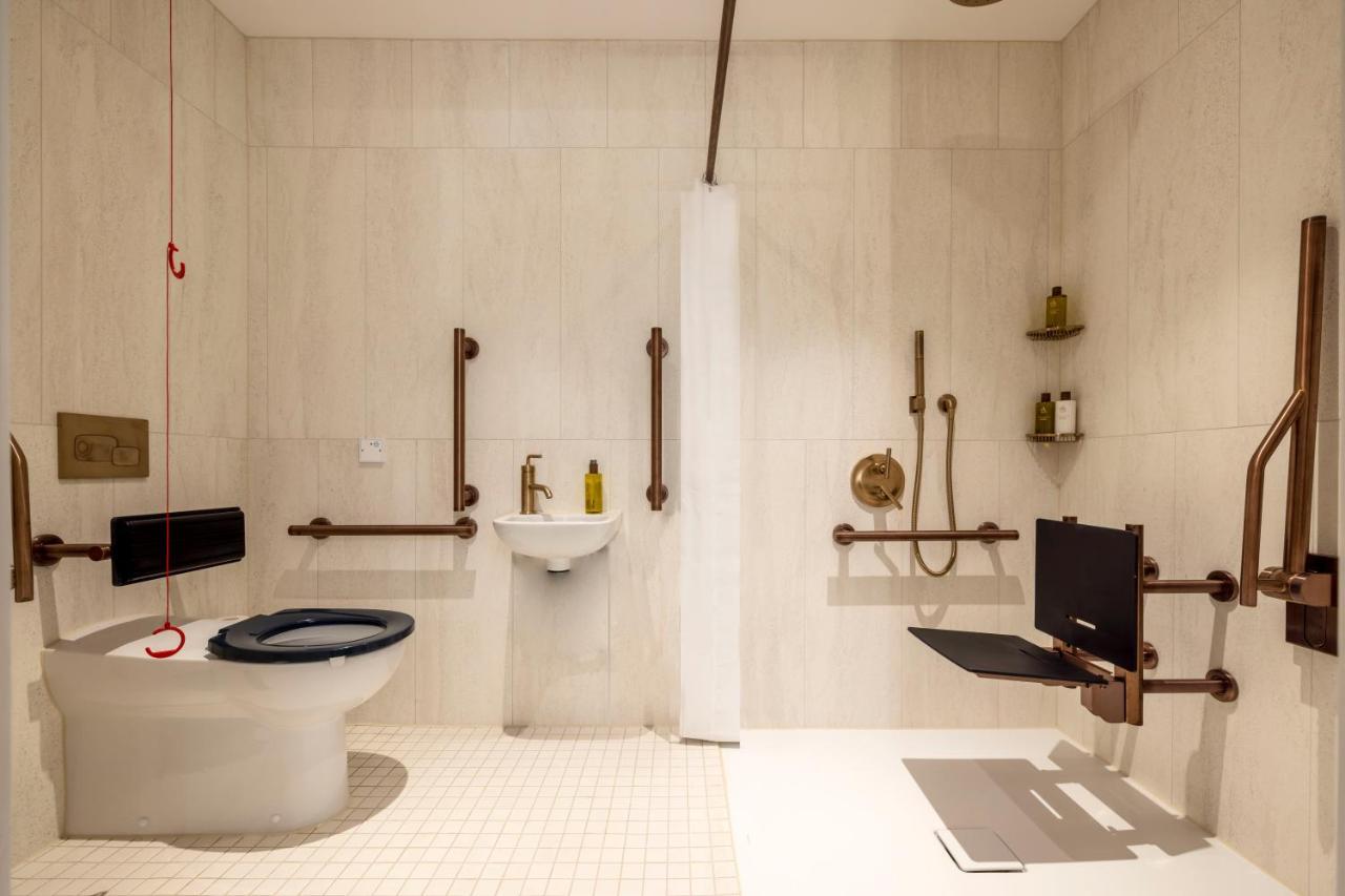 Virgin Hotels เอดินบะระ ภายนอก รูปภาพ Disabled toilet with shower