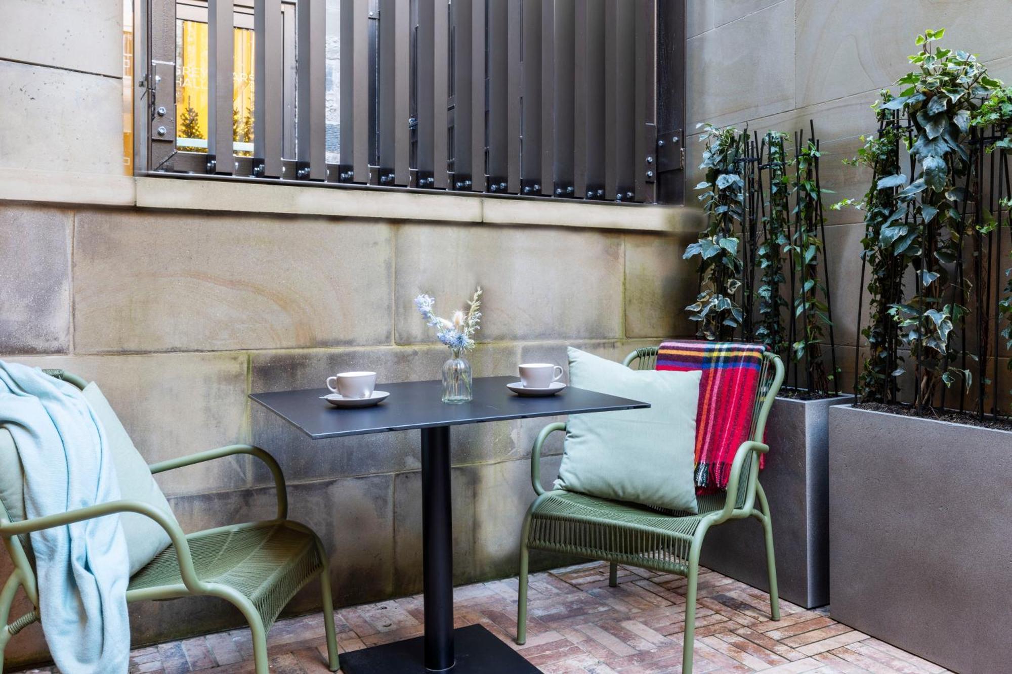 Virgin Hotels เอดินบะระ ภายนอก รูปภาพ The courtyard at the hotel