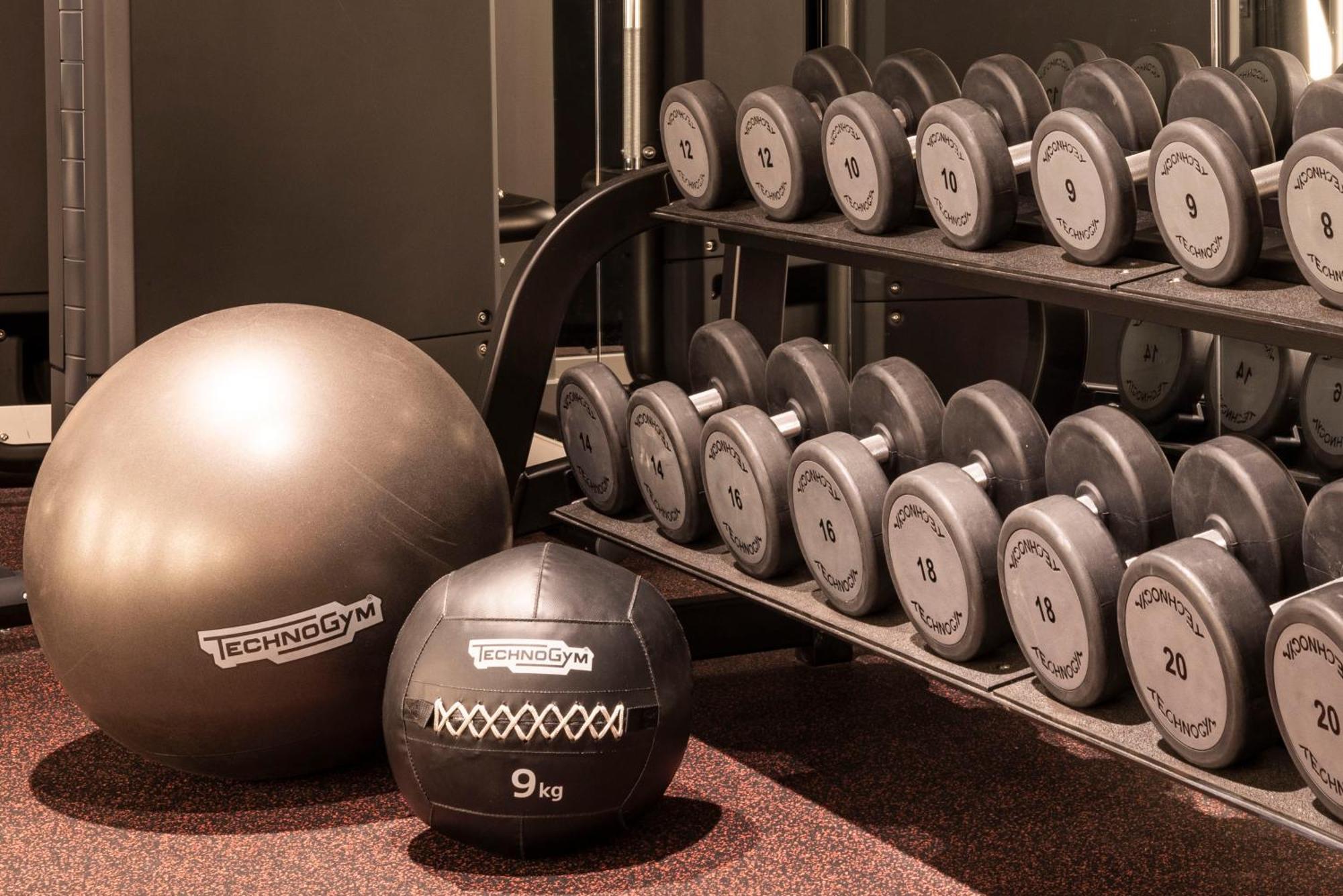 Virgin Hotels เอดินบะระ ภายนอก รูปภาพ Dumbbells and exercise balls